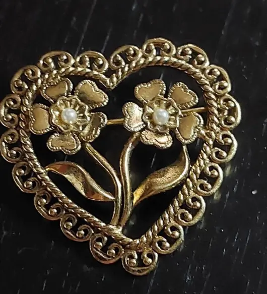Vintage Gold Tone Heart Brooch with Faux Pearls – Romantic Fashion Pin