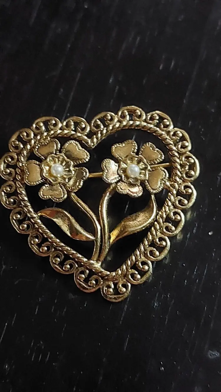 Vintage Gold Tone Heart Brooch with Faux Pearls – Romantic Fashion Pin