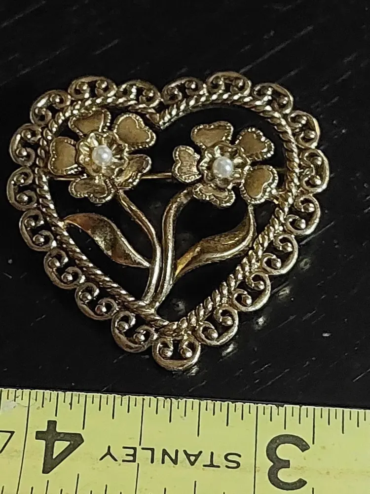 Vintage Gold Tone Heart Brooch with Faux Pearls – Romantic Fashion Pin - Image 2