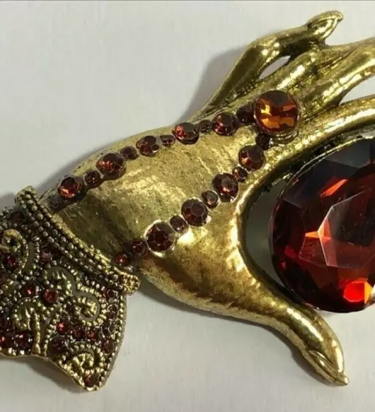 Vintage Style Crystal Fortune Teller Hand Brooch – Gold Tone Amber Teardrop