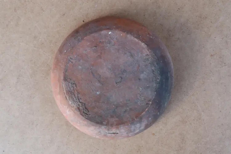 Antique Primitive Redware Clay Dish – Handcrafted Eastern Europe, Early 20th Century - Image 3