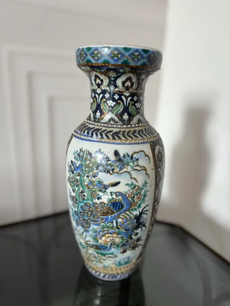 Chinese Hand-Painted Vintage Porcelain Vase – Collectible Decor