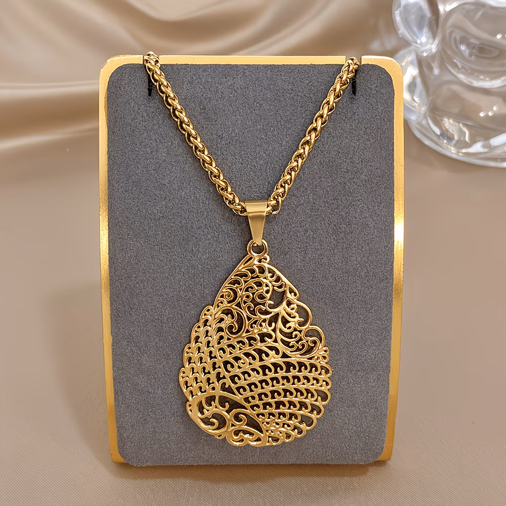 Vintage Hollow Leaf Pendant Necklace – Bohemian Filigree Statement Jewelry